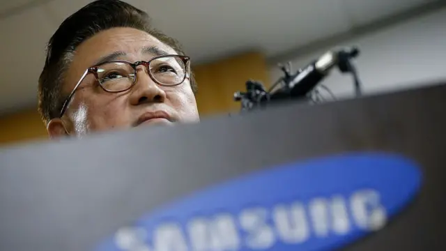 サムスン電子の携帯端末事業を担当する高東真（コ・ドンジン）無線事業部長が記者会見を開いて謝罪した