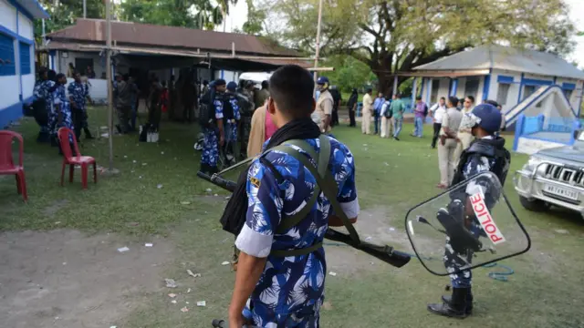 মে মাসের ১৬ তারিখে পশ্চিমবঙ্গের জলপাইগুড়িতে পুলিশ প্রহরায় ভোট গ্রহণ।