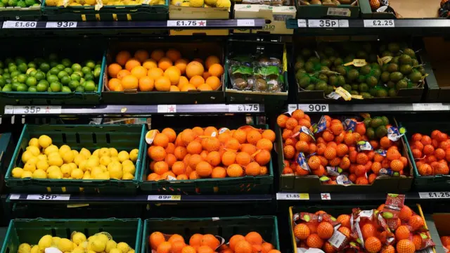 Buah-buahan di supermarket.