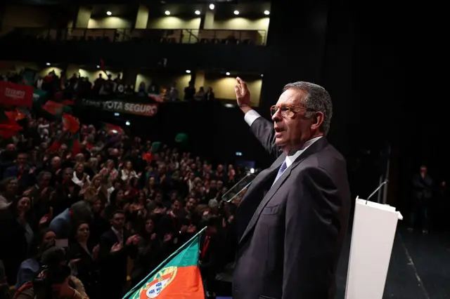 António José Seguro acena a apoiadores na noite do primeiro turno das eleições presidenciais em Portugal, em 18 de janeiro de 2026.