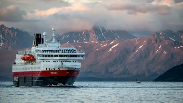 Navio da empresa Hurtigruten 