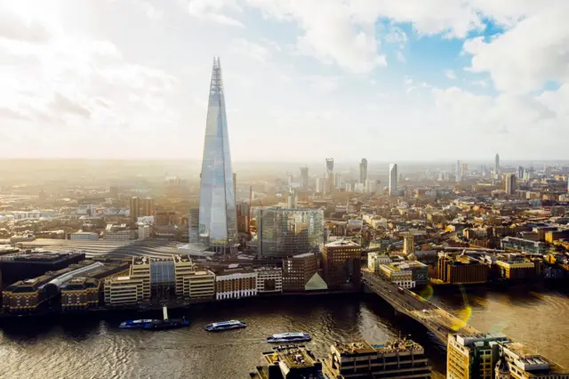 Imagen panorámica de Londres, en la que sobresale la torre The Shard, a orillas del río Támesis y el London Bridge.