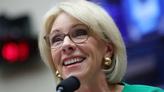 La secretaria de Educación, Betsy DeVos, es uno de los miembros más adinerados del gabinete de Trump.