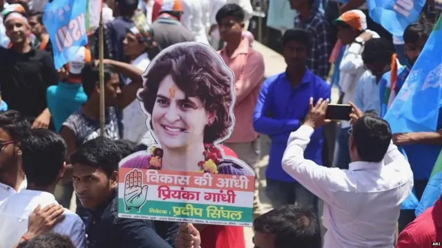 પ્રિયંકા ગાંધીના કટ-આઉટ સાથે કાર્યકર