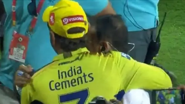 महेंद्र सिंह धोनी और सुनील गावस्कर