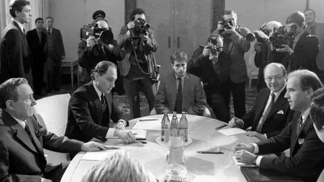 Байден неоднократно бывал в СССР. На фото: переговоры по разоружению в 1988 году