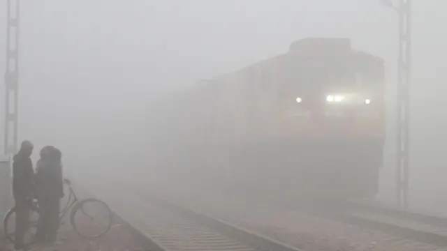 कोहरे में सुरक्षा के लिहाज से ट्रेनों की रफ़्तार कम की जाती है.