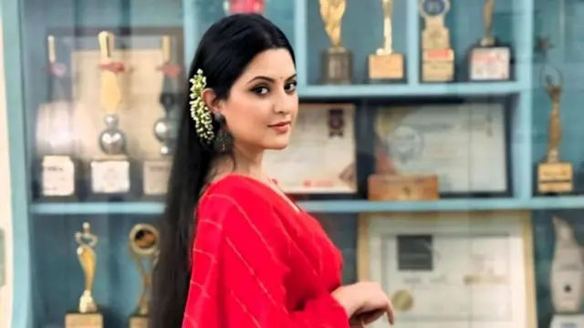 ተዋሳኢት ፖሪ ሞኒ፡ ኣብ ቀረባ እዋን ብሰንኪ ሃይማኖታዊ ተቓውሞ ድኳና ከይትኸፍት ከምዝተገደደት ትዛረብ