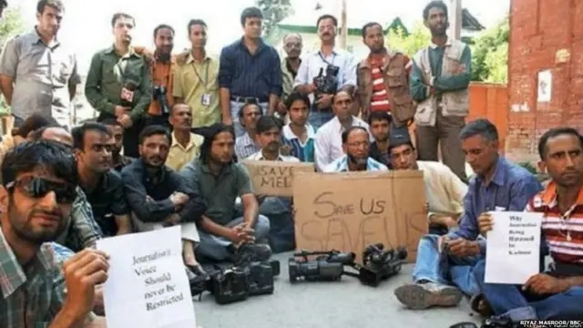 साल 2010 में कश्मीर में पत्रकारों पर हमले हुए थे, उस समय हमलों के विरोध में प्रदर्शन करते स्थानीय पत्रकार
