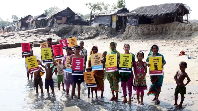 কুতুবদিয়ায় জলবায়ু পরিবর্তনের প্রভাব মোকাবিলার দাবিতে প্ল্যাকার্ড তুলে ধরেছে বাসিন্দারা