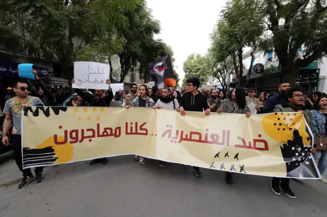 متظاهرون يحملون شعارات رافضة للعنصرية