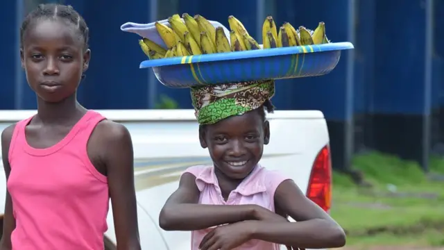Deux jeunes filles qui vendent des bananes au Libéria