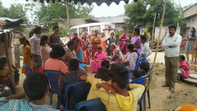 బాల్య వివాహంలో బంధువులతో మాట్లాడుతున్నా అధికారులు