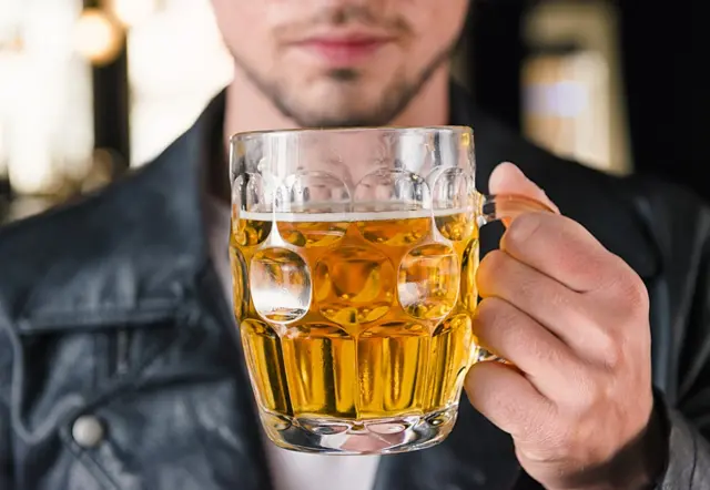 Hombre tomando cerveza