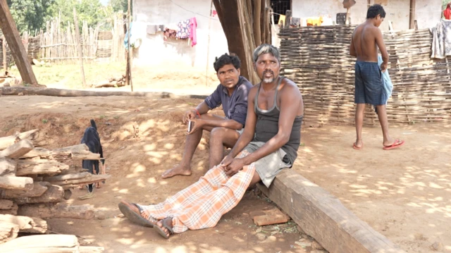 सुरजागडमधील आदिवासी नागरिक.