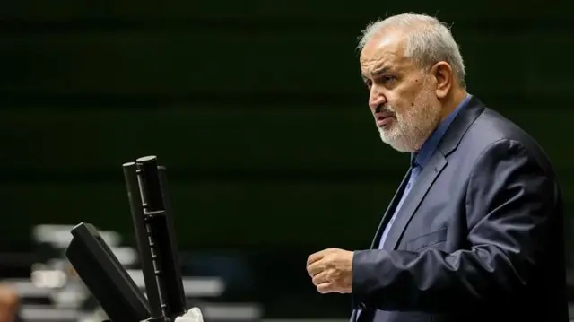 عباس علی‌آبادی از نظامیان سپاه پاسداران انقلاب است و در دانشگاه تربیت پاسداری امام حسین تدریس کرده 