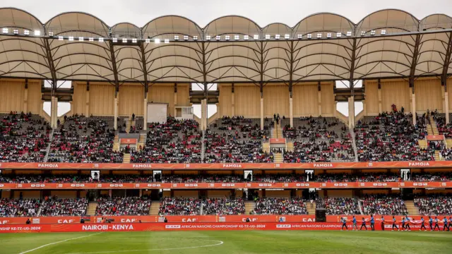 Vue panoramique du stade Kasarani, avec ses trois niveaux de tribunes pleines à craquer et son auvent.