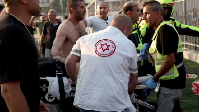 இஸ்ரேல்: கால்பந்து மைதானத்தில் நடைபெற்ற தாக்குதலில் குழந்தைகள் உட்பட 12 பேர் பலி