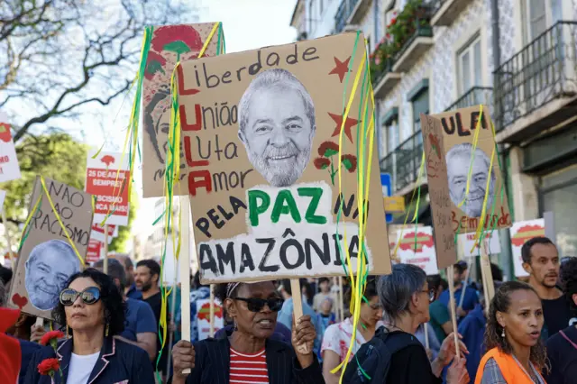 Na rua, mulher levanta cartaz com rostofortune ox bet7kLula e dizeres: "Lula pela paz na Amazônia"