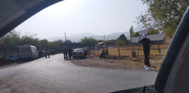 Баткендеги кооптуу аймактарданкетип жаткан жергиликтүү тургундар