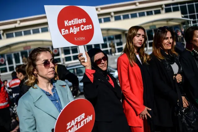 15 Temmuz darbe girişiminde İstanbul'da yaşananlarla ilgili bir davanın Ekim 2017'deki duruşması öncesi cezaevi önünde eylem yapan bir grup kadın. 