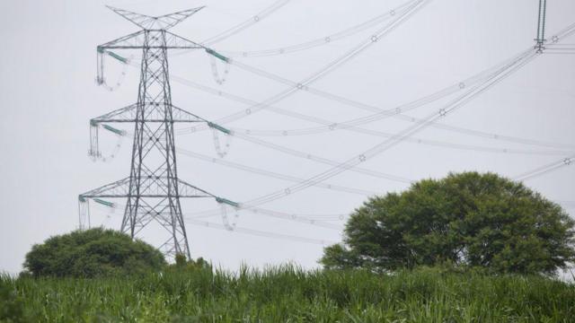 உயரழுத்த மின்கம்பிகள் செல்லும் நிலங்களில் வீடு கட்டலாமா