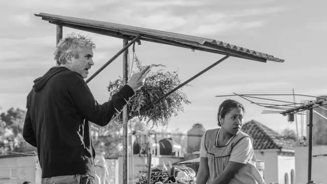 Alfonso Cuarón y Yalitza Aparicio en una escena de Roma