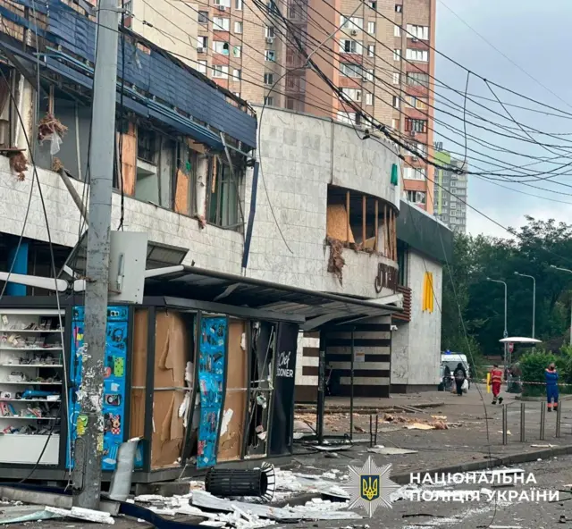 Власти сообщили, что в результате атаки пострадал супермаркет и многоквартирные жилые дома в Киеве