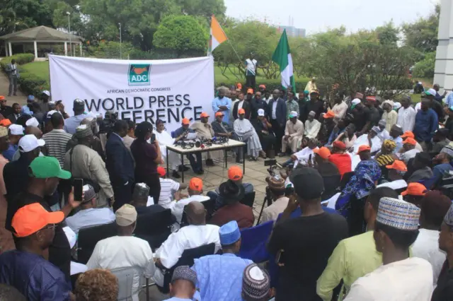 Crowd of pipo mostly ADC members gada for World Press Conference on April 3, 2026