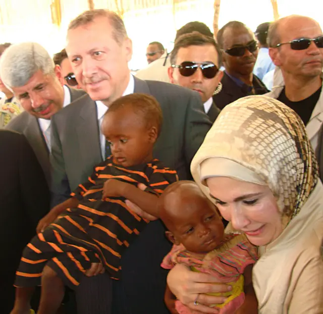 Erdoğan ile eşi Emine Erdoğan, Ağustos 2011'de kalabalık bir grupla Somali'yi ziyaret etmişti.