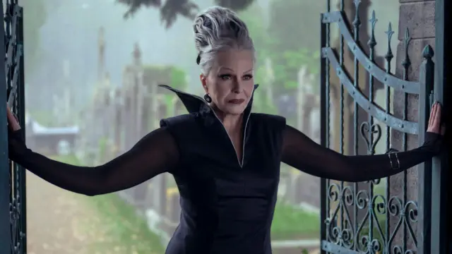 Британська актриса Джоанна Ламлі приєдналася до акторського складу в ролі Хестер Фрумп, складної матері Мортісії