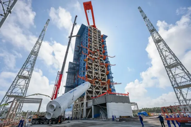 Một bản sao tên lửa được nâng lên tháp dịch vụ số 1 tại Bãi phóng vũ trụ thương mại Hải Nam