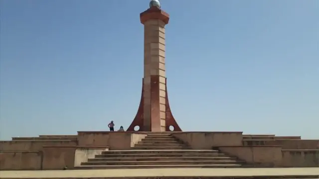 మాన్ గఢ్ మృతుల స్మారక స్తూపం