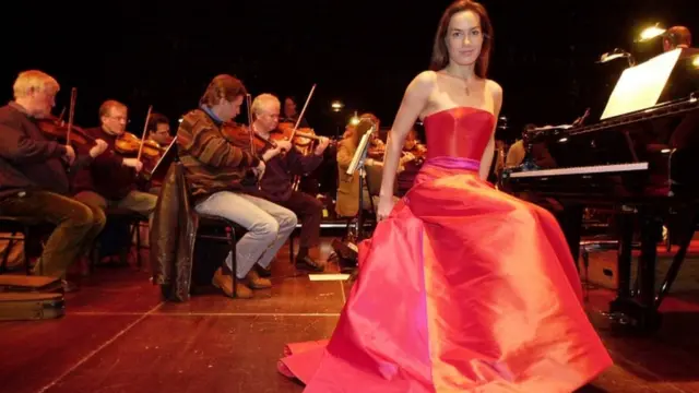 Тара Палмер-Томкинсон на репетиции с Национальным симфоническим оркестром в 2007