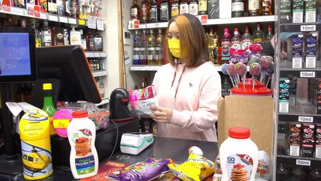 요윈은 잡화점에서 수습 직원으로 일할 기회를 얻었다