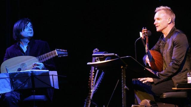 Sting tocando el laúd en un concierto
