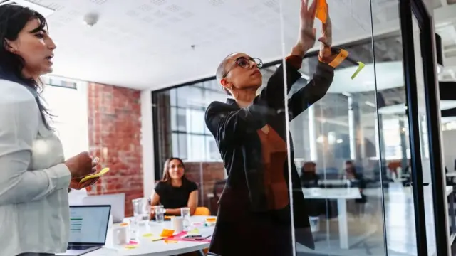 يقول خبراء إنه لا ينبغي إلغاء الاجتماعات نهائيا، بل يجب إعادة تقييم كيفية إدارتها والمدة التي تستغرقها بجدية