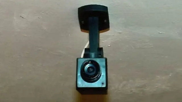 बेकर के घर की छत पर लगा कैमरा