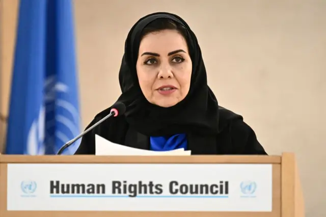 رئيسة هيئة حقوق الإنسان هالة بنت مزيد التويجري تلقي كلمة في افتتاح الدورة الثامنة والخمسين لمجلس حقوق الإنسان التابع للأمم المتحدة في جنيف، في 24 فبراير 2025.