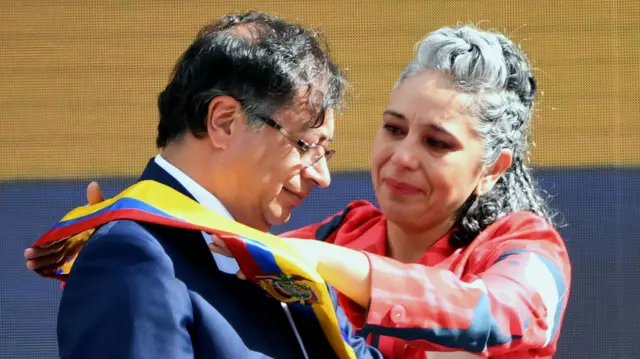 Momento en que María José Pizarro pone la banda presidencial sobre Gustavo Petro el 7 de agosto de 2022. 
