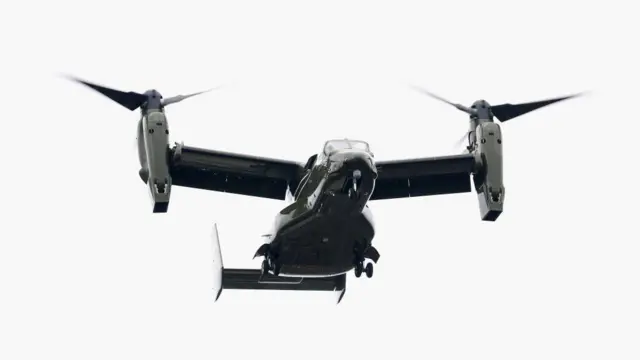 هلیکوپترهای اوسپری در حال پرواز ثابت در جریان بازدید ترامپ از آکادمی نظامی سندهرست انگلستان در سال ۲۰۱۸