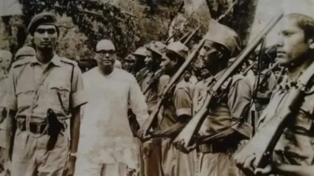 মুজিবনগর সরকার শপথ গ্রহণের পর ভারপ্রাপ্ত রাষ্ট্রপতি সৈয়দ নজরুল ইসলামকে গার্ড অব অনার দেয়া হচ্ছে