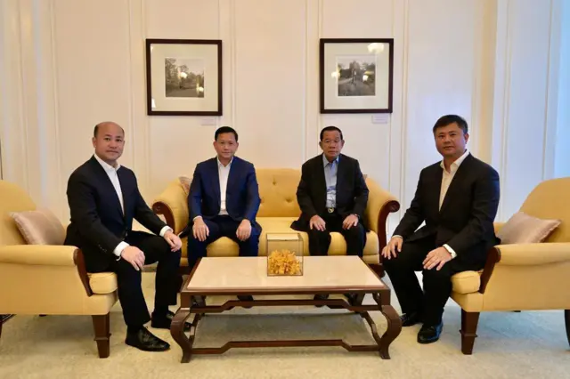 Bốn cha con nhà Hun Sen (từ trái sang phải): Phó Thủ tướng, Bộ trưởng Công vụ Hun Many (con trai út), Thủ tướng Hun Manet (con trai cả), Chủ tịch Thượng viện Hun Sen (cha), Cục trưởng Cục Tình báo Quân đội Hoàng gia Hun Manith (con trai giữa). Lưu ý là ông Hun Sen còn cô con gái em của Hun Many nữa, nhưng xét trong số con trai thì Hun Many là út