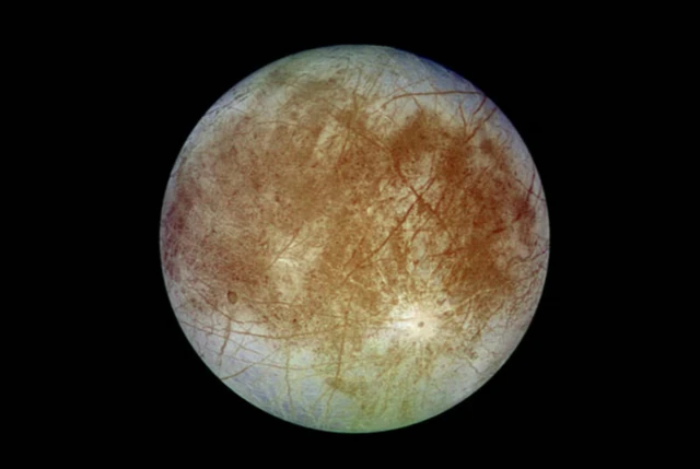 ดวงจันทร์ยูโรปาถูกปกคลุมด้วยน้ำแข็ง โดยใต้พื้นผิวมีมหาสมุทรที่สิ่งมีชีวิตอาจอาศัยอยู่