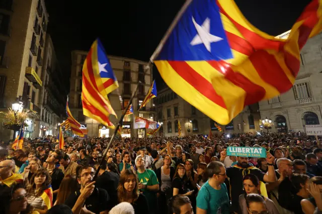 Barcelona'da Katalonya bayrakları ile protestocular