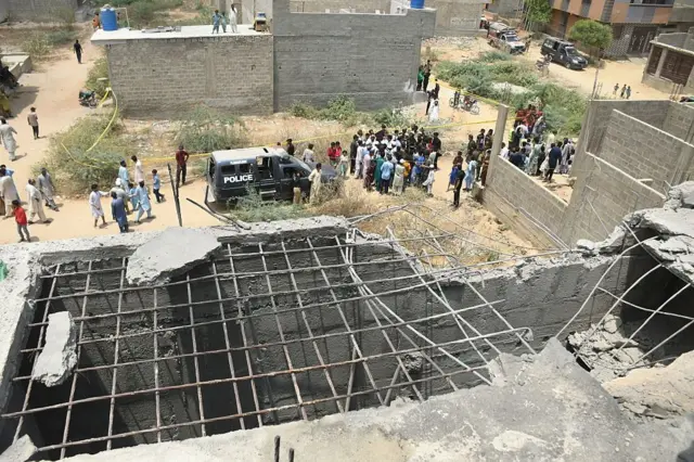 இந்தியாவின் டிரோன் தாக்குதலில் சேதமடைந்த பாகிஸ்தான் கட்டடம் 