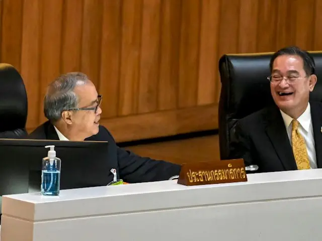 ชูศักดิ์ ศิรินิล (ขวา) กับ นิกร จำนง ประธานอนุ กมธ.พิจารณาศึกษาข้อมูลและสถิติคดีความผิดอันเนื่องมาจากแรงจูงใจทางการเมือง