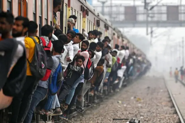 Commuters travel in an overcrowded train near a railway station at Loni town in India's state of Uttar Pradesh on April 24, 2023 အိန္ဒိယနိုင်ငံ၊ အူတာ ပရာဒေ့ရှ်ပြည်နယ်မှာ လိုနီမြို့ကနေ ၂၀၂၃ ခုနှစ်၊ ဧပြီလမှာ ထွက်ခွာတဲ့ ရထား ဘူတာရုံမှာ ခရီးသည်တင် ရထား ထွက်ခွာမှု 