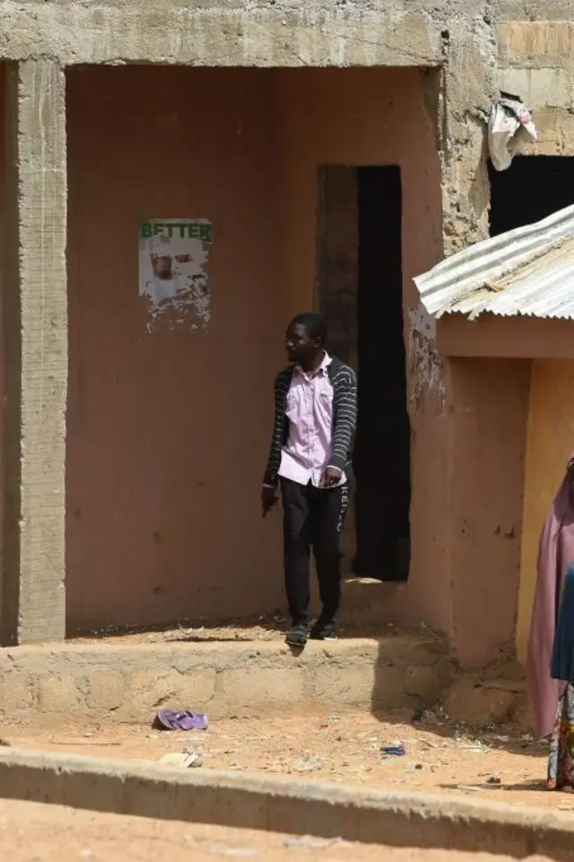 Wani mutum na fita daga cikin gidansa