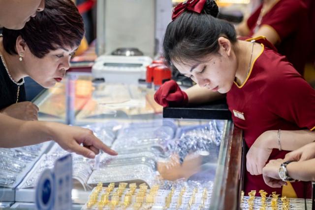 Nhiều người Việt Nam có tâm lý truyền thống tích trữ vàng như một cách đảm bảo tài sản trước tình hình kinh tế vĩ mô nhiều biến động. Ảnh: Một cửa hàng kinh doanh  vàng tại Hà Nội vào ngày 19/2/2024.